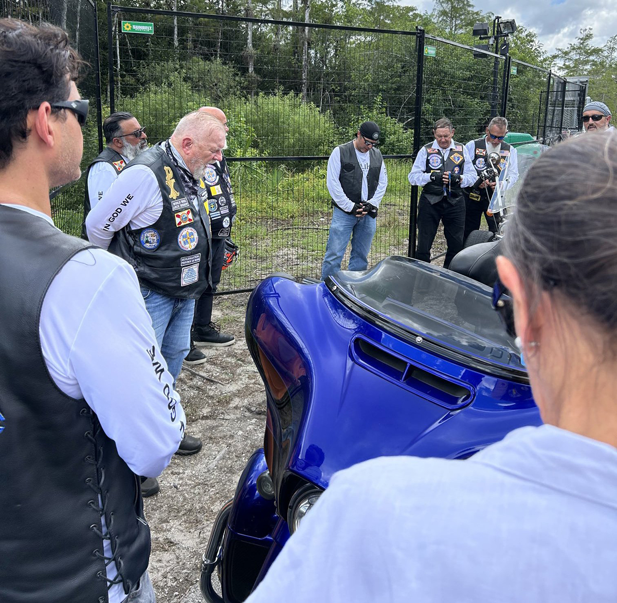 Abp. Wenski prays Rosary in front of migrant detention center