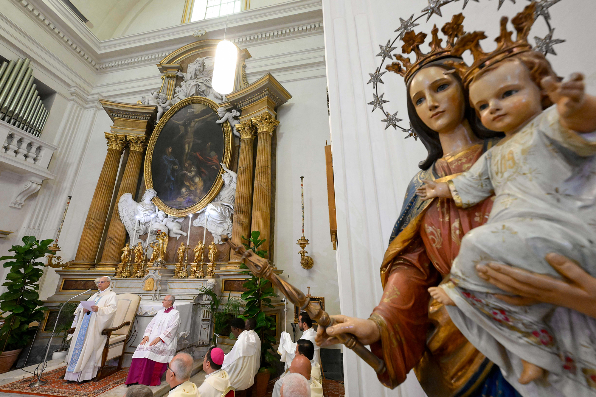 Praying for peace, pope encourages people to look to Mary with hope