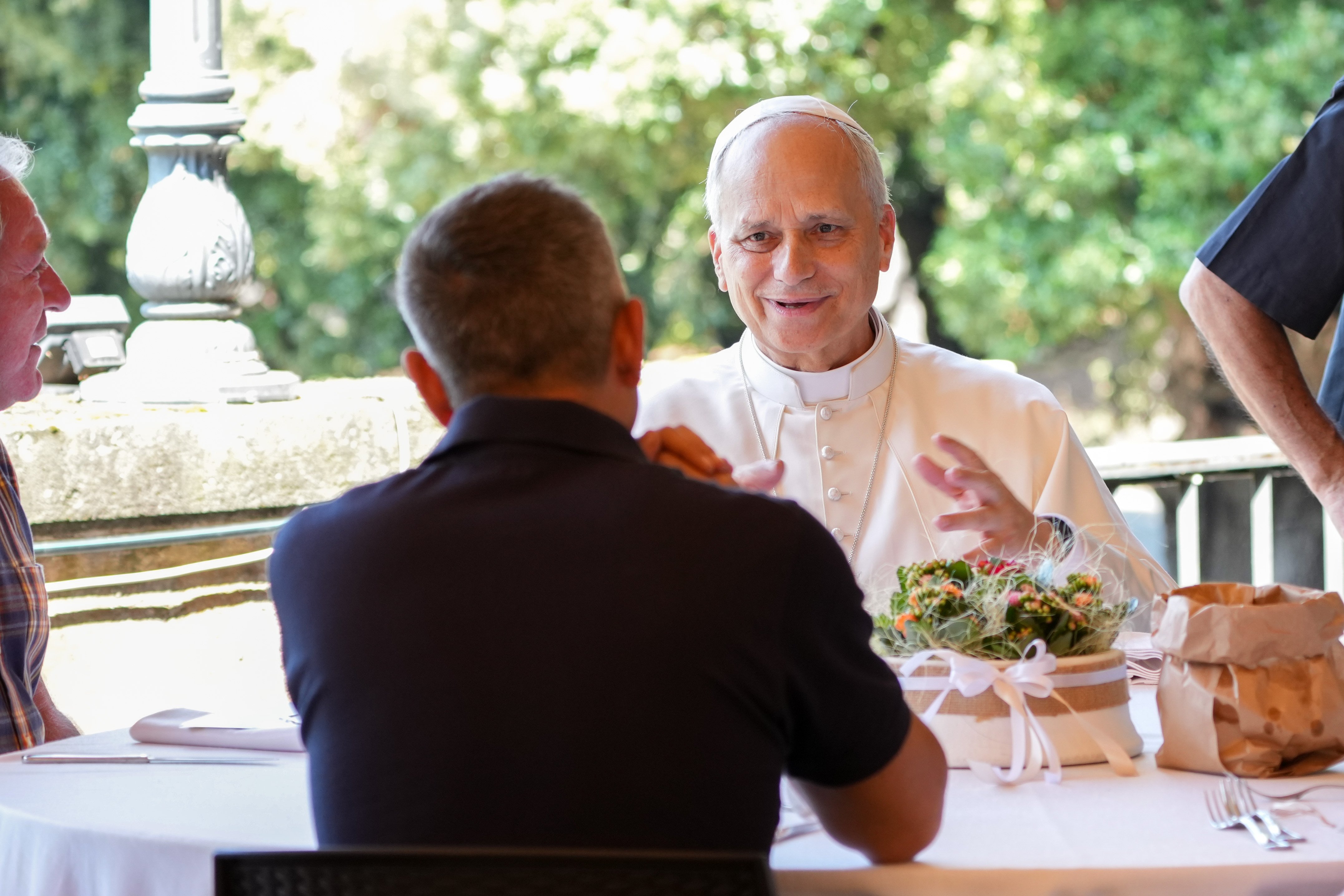 Burn with ‘fire’ of God’s love, pope says at Mass and lunch with the poor