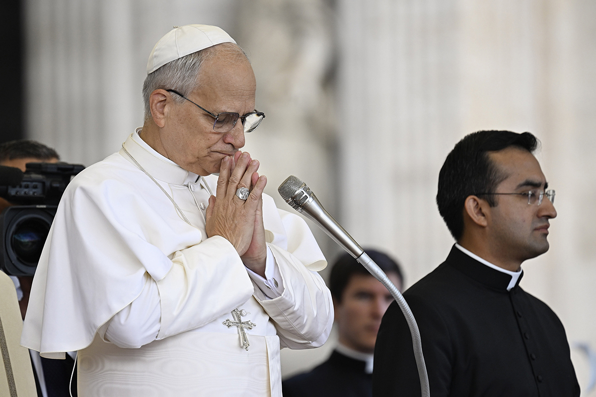 Pope asks everyone to pray the Rosary for peace throughout October
