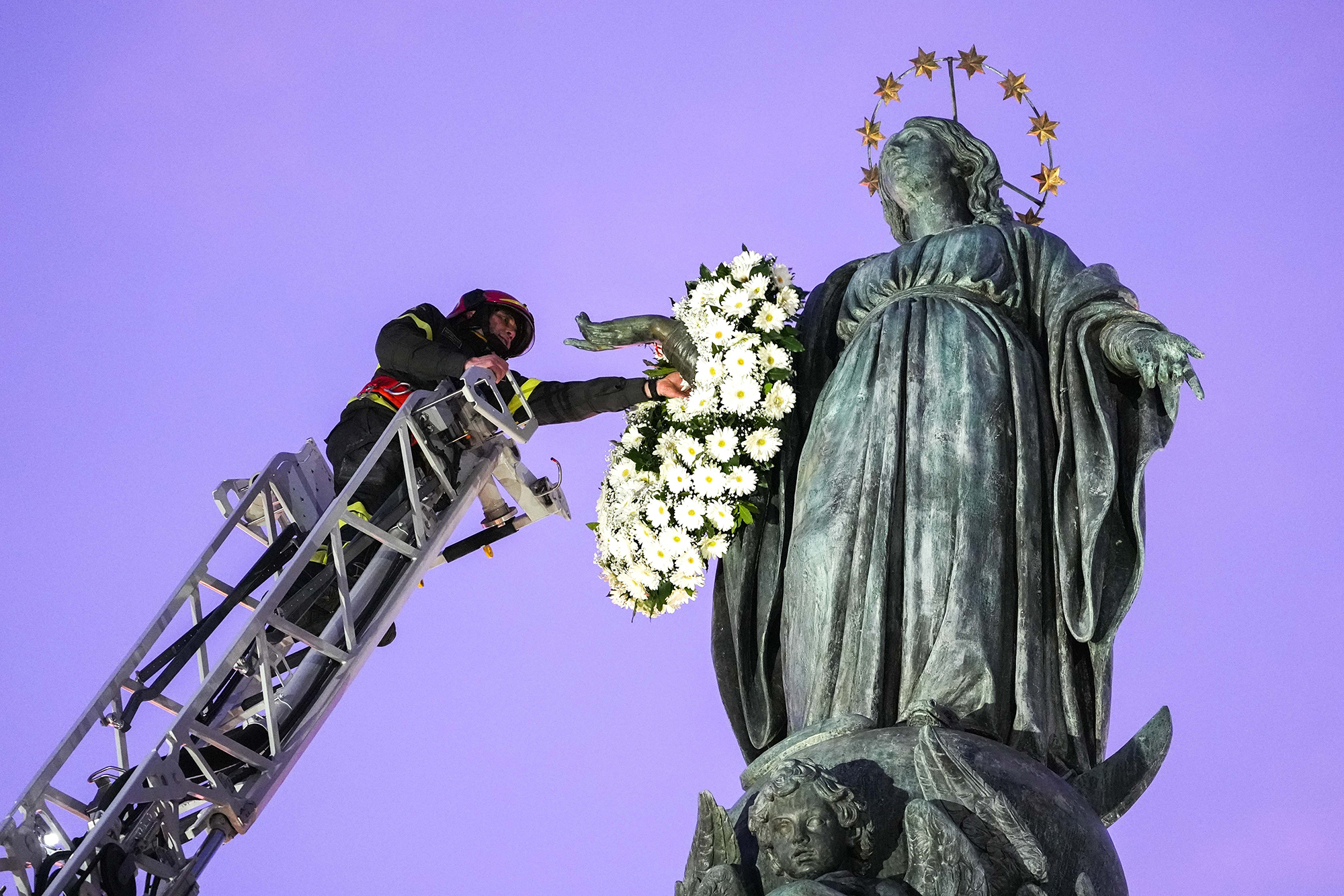 Pope prays Mary will fill believers with hope, inspire them to serve