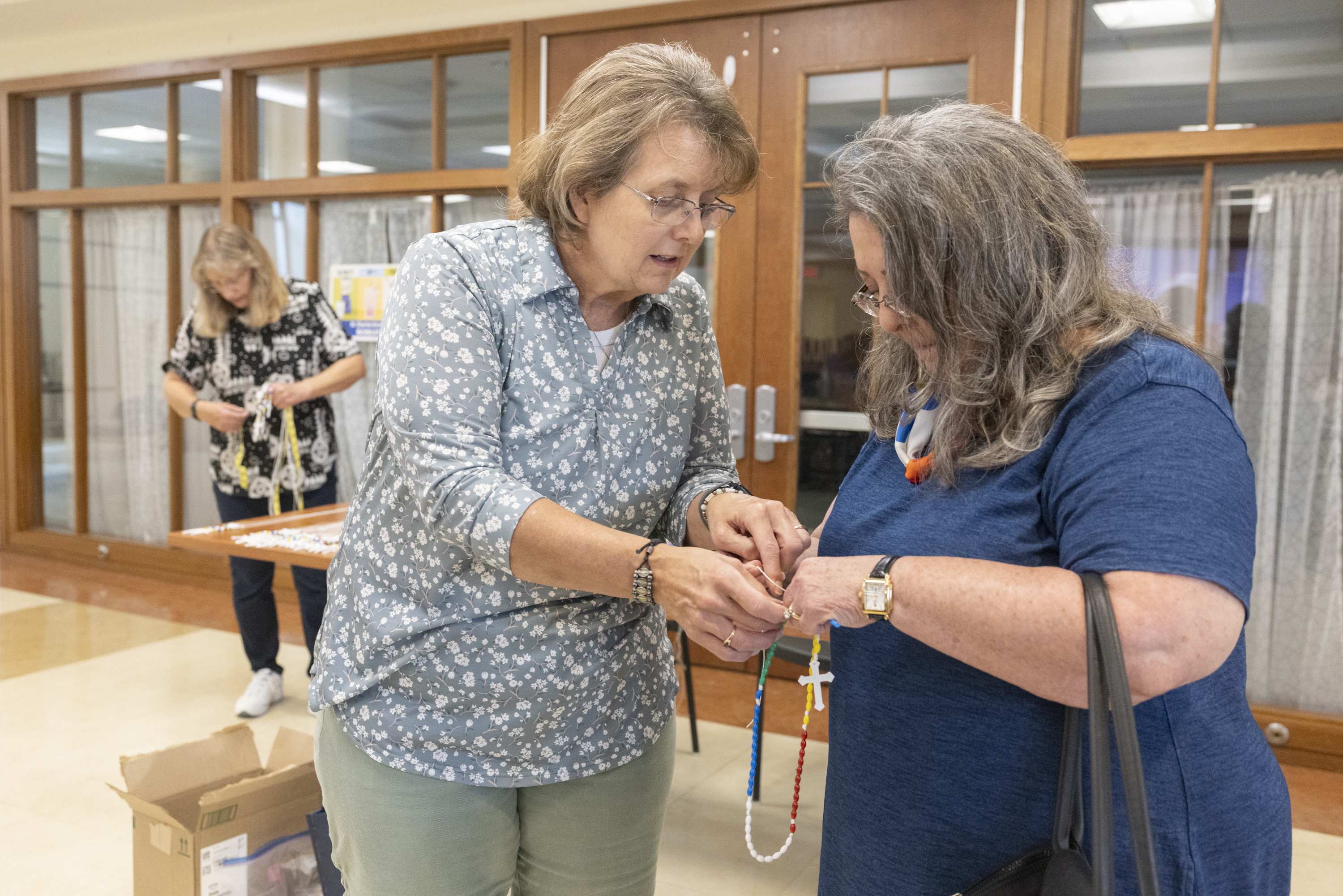 St. Louis Catholics join effort to make 75,000 World Mission Rosaries